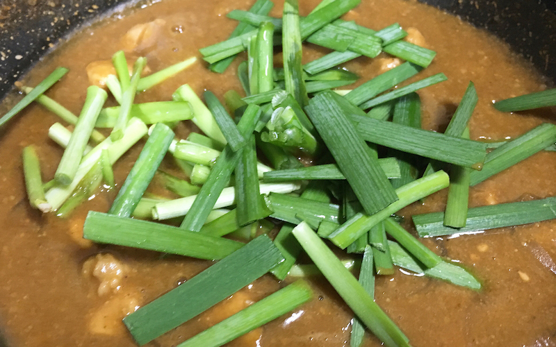 カレーうどんにニラをいれた写真